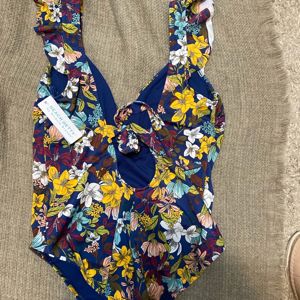 Beautiful one pc size lg ( fits size 10/12 women)